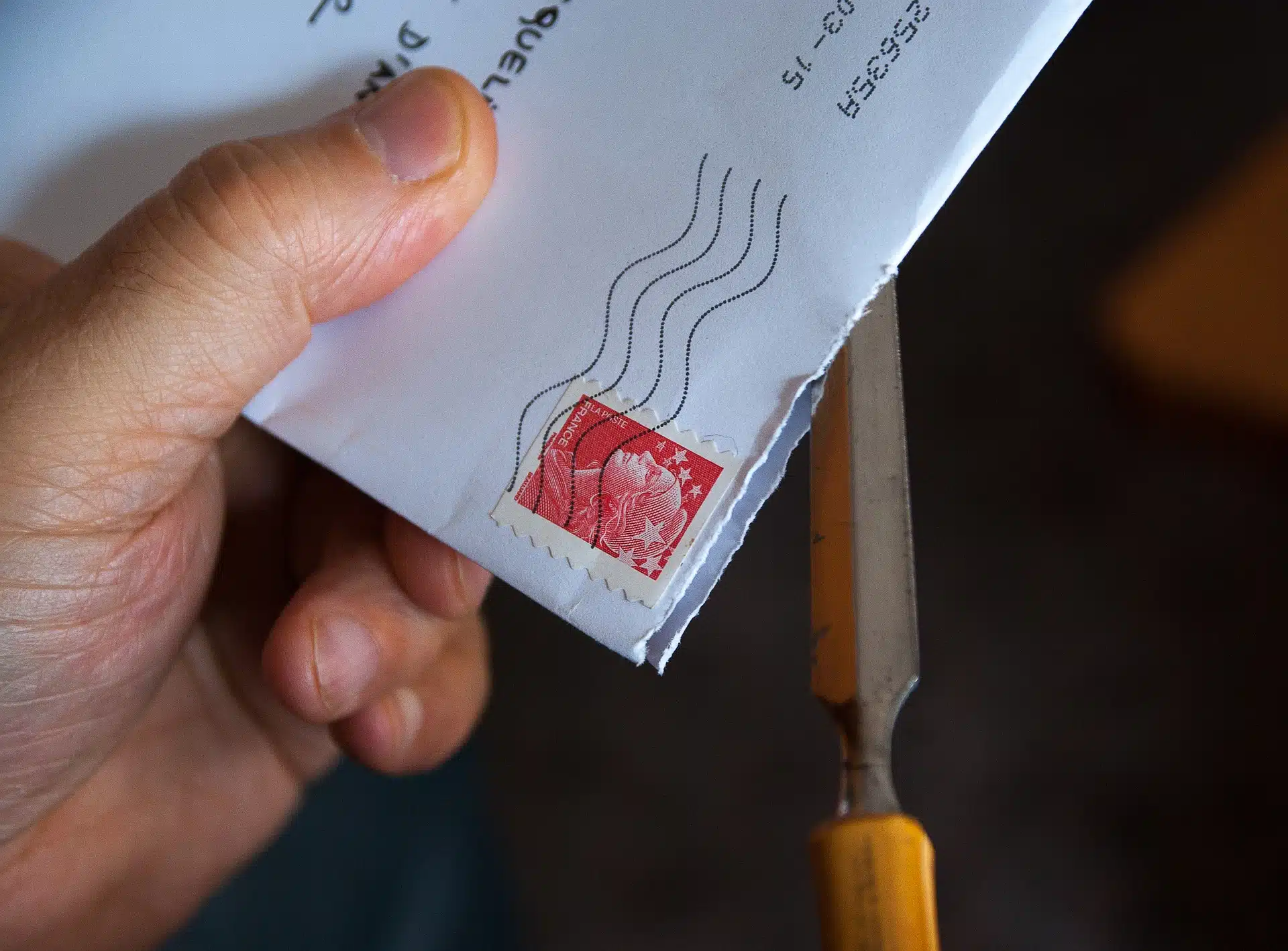 Où et comment rédiger une adresse postale sur une enveloppe ?